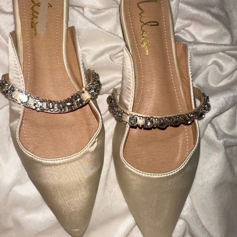 Elegant Cream Flats with Rhinestone Strap and Pointed Toe - Picture 4 of 4